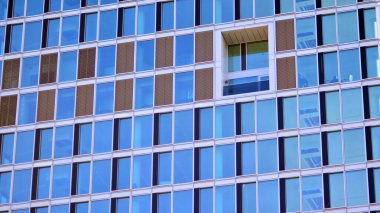 Şehir soyutu - ofis binasının pencereli duvarı. Şehirdeki modern iş binasının detaylı görüntüleri. Bir gökdelenin cam cephesine bakıyorum..