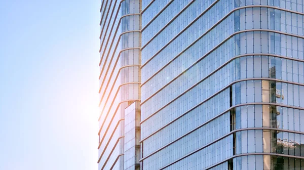 Balkonlu modern bir konut inşaatı için cam cephe.