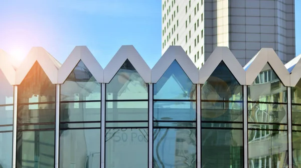 Városi Absztrakt Ablakos Fal Irodaház Részlet Modern Üzleti Épületről Városban — Stock Fotó