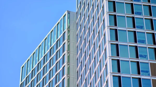 都市抽象 オフィスビルの窓壁 市内の近代的なビジネスビルの詳細ショット 超高層ビルのガラスのファサードを見上げ — ストック写真