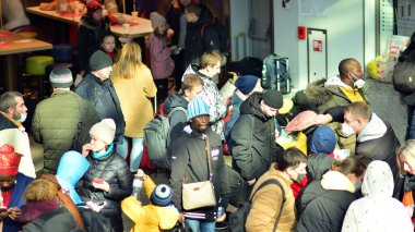 Varşova, Polonya. 28 Şubat 2022. Rusya 'nın Ukrayna' ya saldırısının yol açtığı Avrupa 'daki insani yardım krizi. Ukraynalı mülteciler tren istasyonunda. 