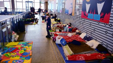 Varşova, Polonya. 8 Mart 2022. Rusya 'nın Ukrayna' ya saldırısının yol açtığı Avrupa 'daki insani yardım krizi. Warszawa Centralna tren istasyonundaki Ukraynalı mülteciler. 