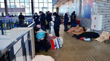 Varşova, Polonya. 8 Mart 2022. Rusya 'nın Ukrayna' ya saldırısının yol açtığı Avrupa 'daki insani yardım krizi. Warszawa Centralna tren istasyonundaki Ukraynalı mülteciler. 