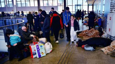 Varşova, Polonya. 8 Mart 2022. Rusya 'nın Ukrayna' ya saldırısının yol açtığı Avrupa 'daki insani yardım krizi. Warszawa Centralna tren istasyonundaki Ukraynalı mülteciler. 