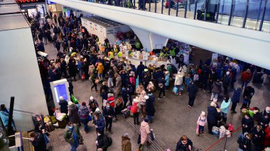 Varşova, Polonya. 8 Mart 2022. Rusya 'nın Ukrayna' ya saldırısının yol açtığı Avrupa 'daki insani yardım krizi. Warszawa Centralna tren istasyonundaki Ukraynalı mülteciler. 