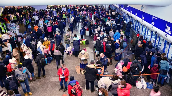 Varşova, Polonya. 8 Mart 2022. Rusya 'nın Ukrayna' ya saldırısının yol açtığı Avrupa 'daki insani yardım krizi. Warszawa Centralna tren istasyonundaki Ukraynalı mülteciler. 