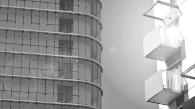 Düz binaları olan modern bir apartman dairesi. Yeni lüks ev ve kompleksin ayrıntıları. Siyah beyaz filtre.