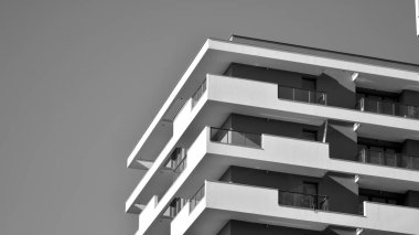 Düz binaları olan modern bir apartman dairesi. Yeni lüks ev ve kompleksin ayrıntıları. Siyah beyaz filtre.