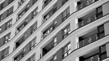 Düz binaları olan modern bir apartman dairesi. Yeni lüks ev ve kompleksin ayrıntıları. Siyah beyaz filtre.
