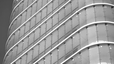 Balkonlu modern bir konut inşaatının cam cephesi. Siyah beyaz filtre.