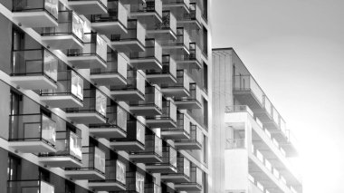 Düz binaları olan modern bir apartman dairesi. Yeni lüks ev ve kompleksin ayrıntıları. Siyah beyaz filtre.