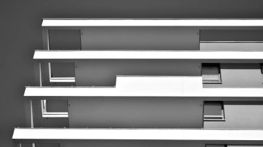 Düz binaları olan modern bir apartman dairesi. Yeni lüks ev ve kompleksin ayrıntıları. Siyah beyaz filtre.