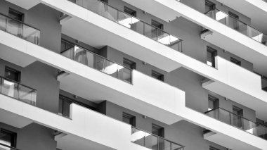 Düz binaları olan modern bir apartman dairesi. Yeni lüks ev ve kompleksin ayrıntıları. Siyah beyaz filtre.