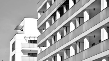 Düz binaları olan modern bir apartman dairesi. Yeni lüks ev ve kompleksin ayrıntıları. Siyah beyaz filtre.