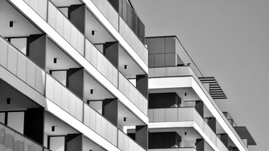 Düz binaları olan modern bir apartman dairesi. Yeni lüks ev ve kompleksin ayrıntıları. Siyah beyaz filtre.