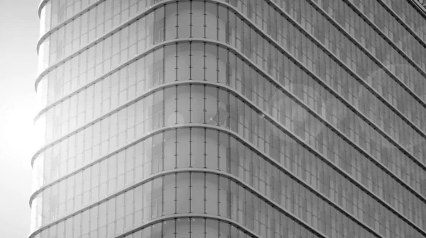Γυάλινη Πρόσοψη Μοντέρνας Οικιστικής Κατασκευής Μπαλκόνια Μαύρο Και Άσπρο Φίλτρο — Φωτογραφία Αρχείου