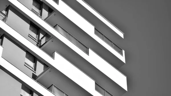 フラット建物の外観と近代的な住宅アパートの断片 新しい高級住宅や住宅団地の詳細 白黒フィルター — ストック写真