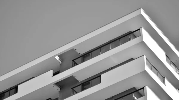 フラット建物の外観と近代的な住宅アパートの断片 新しい高級住宅や住宅団地の詳細 白黒フィルター — ストック写真