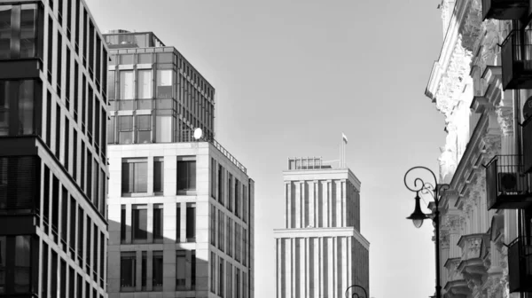 一座住宅大楼和邻近的办公大楼 现代城市发展 黑白滤网 — 图库照片