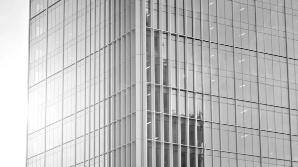 도시의 추상적 사무실 도시의 현대적 건물의 유리창 전면을 올려다보고 여과기 — 스톡 사진