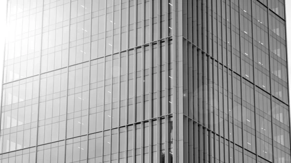 都市抽象 オフィスビルの窓壁 市内の近代的なビジネスビルの詳細ショット 超高層ビルのガラスのファサードを見上げます 白黒フィルター — ストック写真
