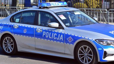 Varşova, Polonya. 10 Mart 2022. Polis arabasındaki sokakta bir polis. Polis işareti.