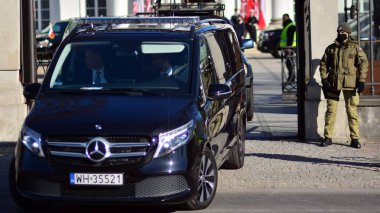 Varşova, Polonya. 10 Mart 2022. ABD Başkan Yardımcısı Kamala Harris, Polonya Cumhurbaşkanı Andrzej Duda ile görüştükten sonra otele gider..