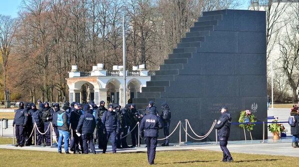 波兰华沙 2022年3月10日斯摩棱斯克灾难受害者纪念碑 警察保护 — 图库照片