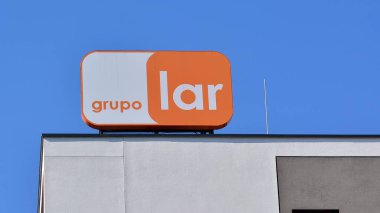 Varşova, Polonya. 13 Mart 2022. Grupo Lar 'ı imzala. Şirket tabelası. Grupo Lar. 