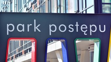 Varşova, Polonya. 14 Mart 2022. Park Postepu 'yu imzala. Şirket tabelası Park Postepu.. 