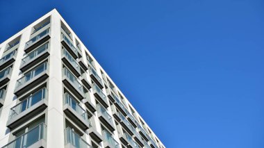 Modern mimarideki modern elementler... Modern bir apartmanın mimari detayları.