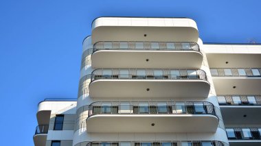 Modern mimarideki modern elementler... Modern bir apartmanın mimari detayları.