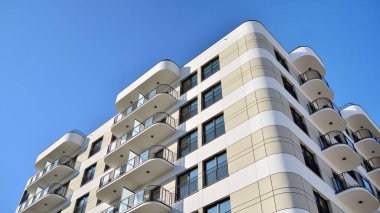 Modern mimarideki modern elementler... Modern bir apartmanın mimari detayları.