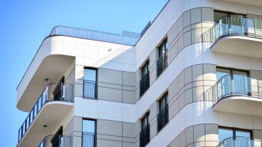 Modern mimarideki modern elementler... Modern bir apartmanın mimari detayları.