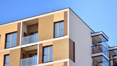 Modern mimarideki modern elementler... Modern bir apartmanın mimari detayları.