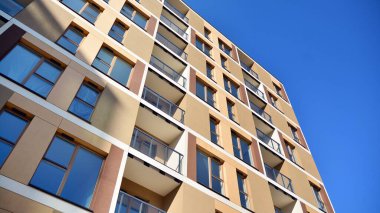 Modern mimarideki modern elementler... Modern bir apartmanın mimari detayları.