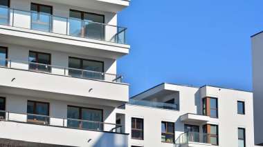 Modern mimarideki modern elementler... Modern bir apartmanın mimari detayları.