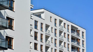 Modern mimarideki modern elementler... Modern bir apartmanın mimari detayları.