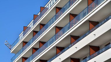 Modern mimarideki modern elementler... Modern bir apartmanın mimari detayları.