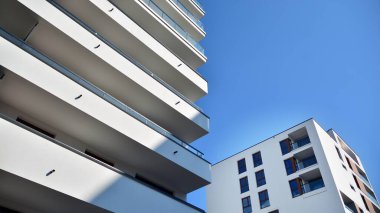 Modern mimarideki modern elementler... Modern bir apartmanın mimari detayları.