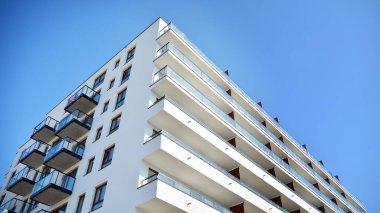 Modern mimarideki modern elementler... Modern bir apartmanın mimari detayları.