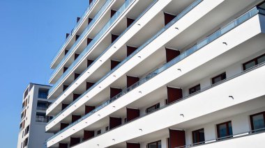 Modern mimarideki modern elementler... Modern bir apartmanın mimari detayları.