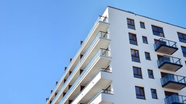 Modern mimarideki modern elementler... Modern bir apartmanın mimari detayları.