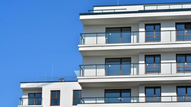 Modern mimarideki modern elementler... Modern bir apartmanın mimari detayları.