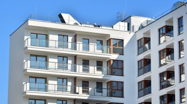 Modern mimarideki modern elementler... Modern bir apartmanın mimari detayları.