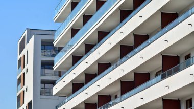 Modern mimarideki modern elementler... Modern bir apartmanın mimari detayları.