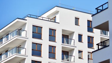 Modern mimarideki modern elementler... Modern bir apartmanın mimari detayları.