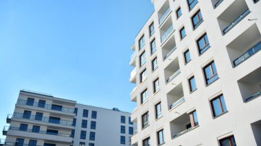 Modern mimarideki modern elementler... Modern bir apartmanın mimari detayları.