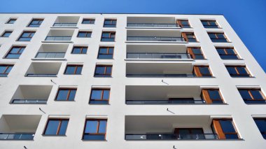 Modern mimarideki modern elementler... Modern bir apartmanın mimari detayları.