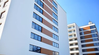 Modern mimarideki modern elementler... Modern bir apartmanın mimari detayları.